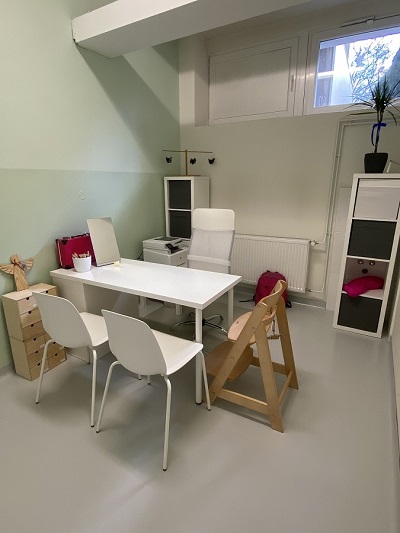 Odrinace - Bílý pracovní stůl, dvě bílé židle a bílé pracovní křeslo
